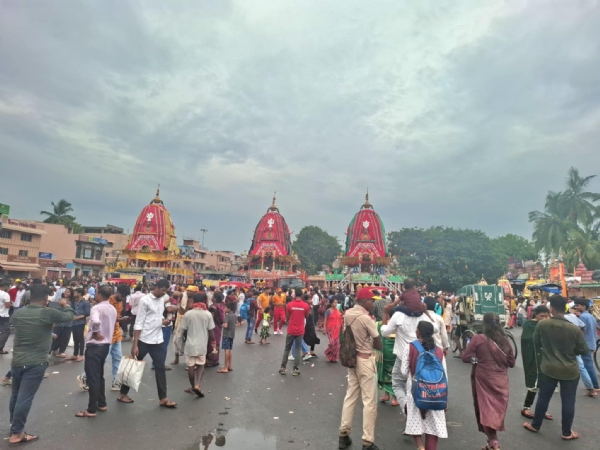 ଶ୍ରୀଗୁଣ୍ଡିଚା ମନ୍ଦିର ନିକଟରେ ରଥାରୁଢ଼ ଠାକୁରଙ୍କୁ ଦର୍ଶନ କରୁଛନ୍ତି ଶ୍ରଦ୍ଧାଳୁ