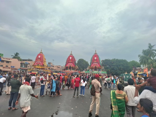 ଶ୍ରୀଗୁଣ୍ଡିଚା ମନ୍ଦିର ନିକଟରେ ରଥାରୁଢ଼ ଠାକୁରଙ୍କୁ ଦର୍ଶନ କରୁଛନ୍ତି ଶ୍ରଦ୍ଧାଳୁ-୨