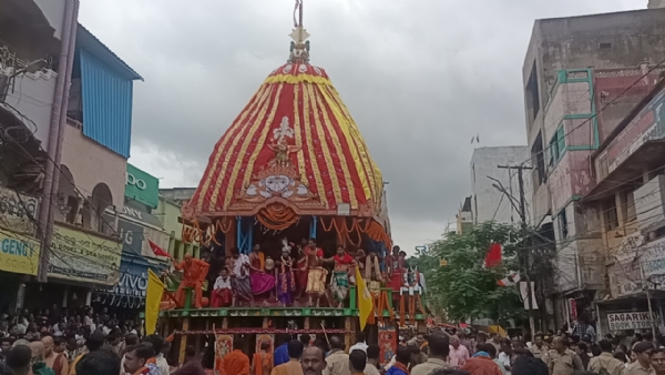 ହଜାର ହଜାର ଭକ୍ତଙ୍କ ସମାଗମ ରେ ଜୟପୁର ରେ କଡା ସରୁକ୍ଷା ବଳୟରେ ରଥ ଟଣା