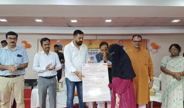 ଖାଦ୍ୟ ଯେଗାଣ ଓ ଖାଉଟି ସୁରକ୍ଷା ମନ୍ତ୍ରୀଙ୍କ ଦ୍ୱାରା ହିତାଧିକାରୀଙ୍କୁ ରାସନ କାର୍ଡ ବଂଟନ