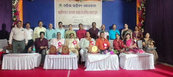 ରାଜ୍ୟର ୩୦ ଜିଲ୍ଳା ରୁ ଆସିଥିବା ଶତାଧିକ କବି କବୟିତ୍ରୀ କଲେ କବିତା ପାଠ