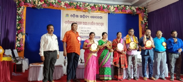ରାଜ୍ୟର ୩୦ ଜିଲ୍ଳା ରୁ ଆସିଥିବା ଶତାଧିକ କବି କବୟିତ୍ରୀ କଲେ କବିତା ପାଠ ୧