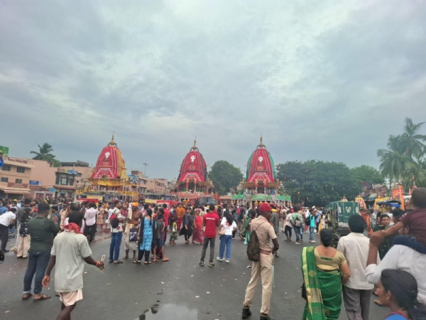ଆଡ଼ପମଣ୍ଡପରେ ଦର୍ଶନ