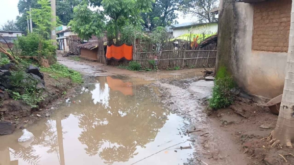 ତୁରେକେଲା ବ୍ଲକ ଝରଣୀ ପଞ୍ଚାୟତ ଅନ୍ତର୍ଗତ ତେତେଲଖୁଣ୍ଟି ଗ୍ରାମରେ ତେତେଲଖୁଣ୍ଟି ବାସୁଦେବ ବାଗ ପଡ଼ା ଠାରୁ ଡ୍ରେନ ଏବଂ କଂକ୍ରିଟ ରାସ୍ତା ନିର୍ମାଣ ନାମରେ ୧,୭୭,୫୬୬ ଟଙ୍କା ୧୫ ତମ ସିଏଫସି ୨୦୨୪-୨୫ ରେ ଖର୍ଚ୍ଚ କରାଯାଇଛି କିନ୍ତୁ ସେହି ସ୍ଥାନରେ କେବଳ କଂକ୍ରିଟ ରାସ୍ତା ନିର୍ମାଣ କରି ଡ୍ରେନ ନିର୍ମାଣ କରାଯାଇ ନାହିଁ। ତିଆରି କରାଯାଇଥିବା କଂକ୍ରିଟ ରାସ୍ତା ମଧ୍ୟ ଅତି ନିମ୍ନ ମାନର କାମ କରିଥିବା ଗ୍ରାମବାସୀ ଅଭିଯୋଗ ଆଣିଛନ୍ତି। ଡ୍ରେନ ନିର୍ମାଣ ହୋଇ ନ ଥିବାରୁ ରାସ୍ତା ଉପରେ ପାଣି ଜମା ହୋଇ ରହିଛି। ଲୋକ ଙ୍କୁ ଯିବା ଆସିବା କରିବା ସମୟରେ ଅନେକ ଦୁର୍ଘଟଣା ଘଟୁଥିବା ଅଭିଯୋଗ ହେଉଛି। କାଦୁଅ ପଚ୍ ପଚ୍ ରାସ୍ତା ରେ ପାଣି ହୋଇ ଯାଉଛି । ସେହି ￼ ପାଣିରେ ବିଭିନ୍ନ ପ୍ରକାର କୀଟ ପତଙ୍ଗ ବଂଶ ବିସ୍ତାର କରୁଛନ୍ତି। ରାଜ୍ୟ ସରକାର ଡାଇରିଆ ପାଇଁ ସମସ୍ତ ଜିଲ୍ଲାକୁ ସତର୍କ ରହିବାକୁ ଆଦେଶ ଦେଇଥିବା ବେଳେ ଏହି ଗ୍ରାମରେ ଡାଇରିଆ କୁ ଆମନ୍ତ୍ରଣ ଦିଆଯାଉଛି। କିଛି ଦିନ ଆଗରୁ ଏହି ପଡ଼ାର ୪ ଜଣ ଲୋକ ଝାଡା ବାନ୍ତି ରେ ଆକ୍ରାନ୍ତ ହୋଇଥିବା ସୂଚନା ମିଳିଛି। ଅତିଶିଘ୍ର ଏହି ରାସ୍ତାକୁ ମରାମତି କରିବା ସହ ଡ୍ରେନ ନିର୍ମାଣ କରିବା ପାଇଁ ଲୋକେ ଦାବି କରିଛନ୍ତି। ସୂଚନା ଫଳକ ରେ ଡ୍ରେନ ଓ କଂକ୍ରିଟ ରାସ୍ତା ନିର୍ମାଣ ଉଲ୍ଲେଖ ରହିଥିବା ବେଳେ ଖାଲି କଂକ୍ରିଟ ରାସ୍ତା ନିମ୍ନମାନର ନିର୍ମାଣ କରି ସରକାରୀ ଅନୁଦାନ ଆତ୍ମସାତ କରିବା ଅଭିଯୋଗ ହେଉଛି। ଏହି ରାସ୍ତା ନିର୍ମାଣ ରେ ସଂପୃକ୍ତ ଥିବା ଠିକା ସଂସ୍ଥା ଏବଂ ଦୁର୍ନୀତି ଗ୍ରସ୍ତ ଅଫିସର ବିରୁଦ୍ଧରେ କାର୍ଯ୍ୟାନୁଷ୍ଠାନ ଗ୍ରହଣ କରିବା ନେଇ ଦାବି ହେଉଛି।