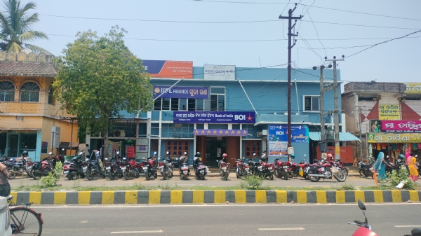ରାସ୍ତାକଡ଼ଉପରେ ପାର୍କିଂ,ଦୁର୍ଘଟଣା କୁ ନିମନ୍ତ୍ରଣ