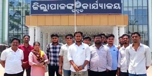 ଆରଏମ୍‌ସି ଅଧୀନରେ କାର୍ଯ୍ୟ କରୁଥିବା କ୍ୱାଲିଟି ଏନାଲିଷ୍ଟମାନେ ୩ ମାସ ଦରମାରୁ ବଂଚିତ, ୭ ତାରିଖ ସୁଦ୍ଧା ବକେୟା ଦରମା ପ୍ରଦାନ କରିବାକୁ ଜିଲାପାଳଙ୍କ ପ୍ରତିଶ୍ରୁତି