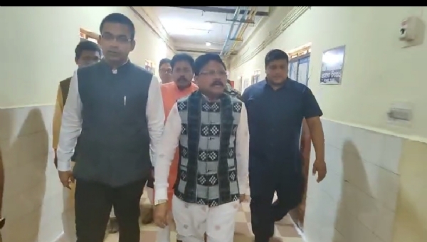 କୋରାପୁଟ ସହିଦ୍ ଲକ୍ଷ୍ମଣ ନାୟକ ମେଡ଼ିକାଲ କଲେଜରେ ସ୍ବାସ୍ଥ୍ୟ ମନ୍ତ୍ରୀ ମୁକେଶ ମହାଲିଙ୍ଗ ।  ସ୍ଵାସ୍ଥ୍ୟ ମନ୍ତ୍ରୀ ଙ୍କୁ କୋରାପୁଟ କଂଗ୍ରେସ ସମର୍ଥକ ଙ୍କ ଘୋର ବିରୋଧ।