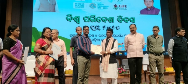 ରାଜ୍ୟ ସ୍ତରୀୟ ପରିବେଶ ଦିବସରେ ପ୍ରକୃତି ମିତ୍ର ଭାବେ ପ୍ରଧାନ ଶିକ୍ଷକ ସମ୍ବର୍ଦ୍ଧିତ
