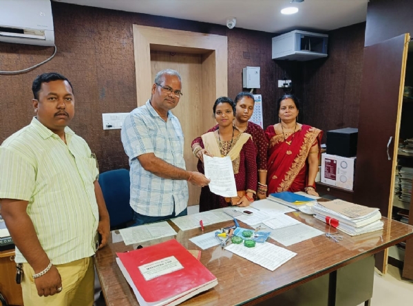 ସମସ୍ୟା ର ସମାଧାନ ପାଇଁ ଜିଲାପାଳ ଙ୍କୁ ଦାବୀ ପ୍ରଦାନ