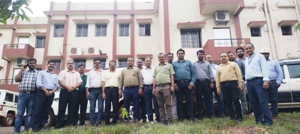 ଚାରା ରୋପଣ ଅବସରରେ ଉପସ୍ଥିତ ଅଧିକାରୀ