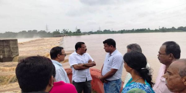 ସମ୍ଭାବ୍ୟ ବନ୍ୟା ମୁକାବିଲା ପାଇଁ ବୈତରଣୀ କୂଳରେ ବିଧାୟକ ସଂଜୀବ୍ ମଲ୍ଲିକ, ପ୍ରଶାସନିକ ପଦାଧିକାରୀଙ୍କ ସହ ଆଲୋଚନା