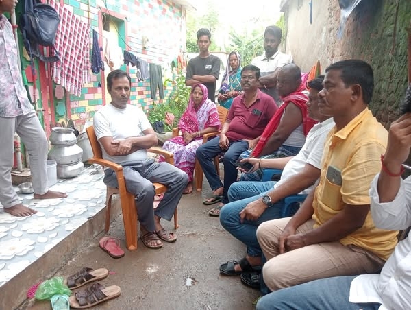 ଶୋକାକୂଳ ପରିବାରକୁ ଭେଟି ସମବେଦନା ଜଣାଇଲେ ବିଜେପି ନେତା