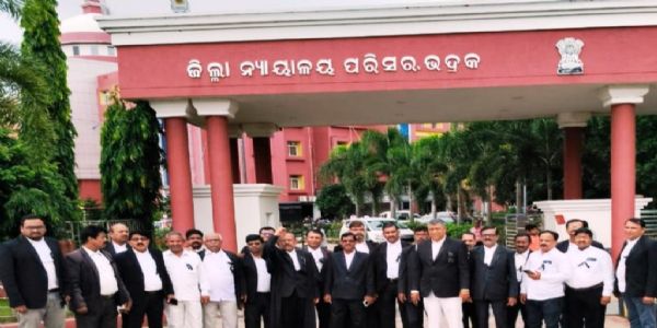 ବାଲେଶ୍ୱର ଉପଜିଲ୍ଲାପାଳଙ୍କୁ ଗିରଫ ଦାବିରେ ଭଦ୍ରକ ଓକିଲ ସଂଘ ପକ୍ଷରୁ ବିକ୍ଷୋଭ ପ୍ରଦର୍ଶନ