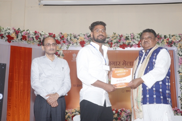 ପ୍ରଧାନମନ୍ତ୍ରୀଙ୍କ ନିଯୁକ୍ତି ମେଳାରେ ୫୧ ହଜାରରୁ ଉର୍ଦ୍ଧ୍ବ ଯୁବକ ଯୁବତୀଙ୍କୁ ନିଯୁକ୍ତି ପତ୍ର ବଣ୍ଟନ