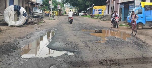 ୪୨ ନମ୍ବର ରାଜ୍ୟ ରାଜପଥ ତଥା ସିନ୍ଧେକେଲା - ଚାନ୍ଦୋତରା ମୁଖ୍ୟ ରାସ୍ତା ଉପରେ ଖାଲ ନା ଖାଲ ଉପରେ ରାସ୍ତା