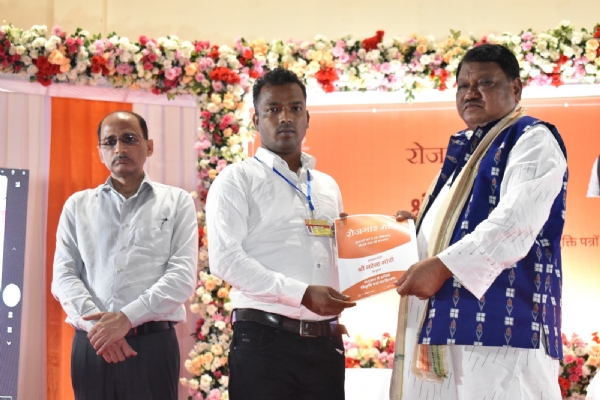 ପ୍ରଧାନମନ୍ତ୍ରୀଙ୍କ ନିଯୁକ୍ତି ମେଳାରେ ୫୧ ହଜାରରୁ ଉର୍ଦ୍ଧ୍ବ ଯୁବକ ଯୁବତୀଙ୍କୁ ନିଯୁକ୍ତି ପତ୍ର ବଣ୍ଟନ