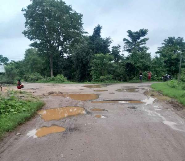 ତରଭା ବ୍ଲକ ସହିତ ସଂଯୋଗ କରୁଥିବା କଦଳୀପାଲି ଛକ ରୁ ତେଳନଦୀ ପୋଲ ପର୍ଯ୍ୟନ୍ତ ରାସ୍ତା ବିପର୍ଯ୍ୟସ୍ତ