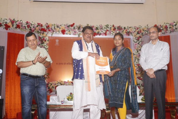 ପ୍ରଧାନମନ୍ତ୍ରୀଙ୍କ ନିଯୁକ୍ତି ମେଳାରେ ୫୧ ହଜାରରୁ ଉର୍ଦ୍ଧ୍ବ ଯୁବକ ଯୁବତୀଙ୍କୁ ନିଯୁକ୍ତି ପତ୍ର ବଣ୍ଟନ