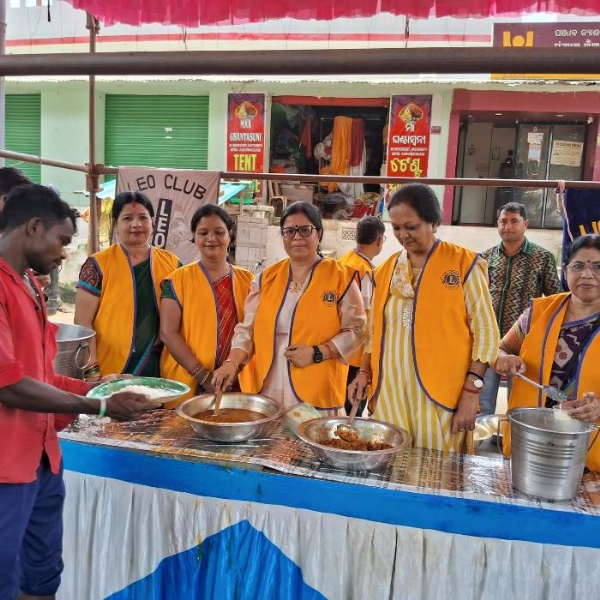 ଲାୟନ୍ସ କ୍ଲବର ମହିଳା ସଦସ୍ୟଙ୍କ ଦ୍ଵାରା ଖାଦ୍ୟ ବିତରଣ : ଯୋଗଦେଲେ ପୌର ପରିଷଦର ଅଧ୍ୟକ୍ଷା ମମତା ଜୈନ