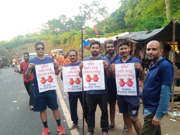 ଗୁପ୍ତେଶ୍ବର ଅଞ୍ଚଳରେ ନିଷିଦ୍ଧ ପ୍ଲାଷ୍ଟିକ୍ ଏବଂ ପଲିଥିନ ବ୍ୟବହାର ନକରିବାକୁ ରାସ୍ତା ରେ ଲୋକଙ୍କୁ ସଚେତନ କରୁଛନ୍ତି ସ୍ବେଛାସେବୀ