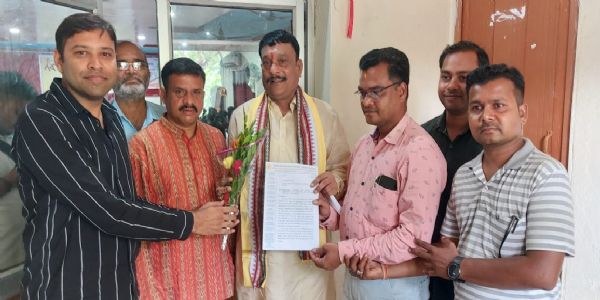 ଓଡ଼ିଶା ସରକାରୀ ଆଉଟ୍ ସୋର୍ଶିଂ କର୍ମଚାରୀ ସଂଘ , ବଲାଙ୍ଗିର ତରଫରୁ ବରଗଡ ସାଂସଦ ଙ୍କୁ ଦାବି ପତ୍ର ପ୍ରଦାନ