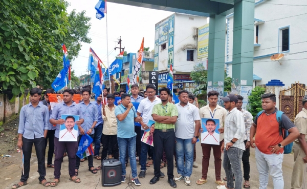 ଏଫଏମ୍ ଛାତ୍ରୀ ଘଟଣା ପାଇଁ ନ୍ୟାୟ ଦାବିରେ ରାଜେନ୍ଦ୍ର ବିଶ୍ୱ ବିଦ୍ୟାଳୟ ଗେଟ୍ ସାମ୍ନାରେ ବିକ୍ଷୋଭ କଲେ ବଲାଙ୍ଗିର ଜିଲ୍ଲା ଛାତ୍ର କଂଗ୍ରେସ