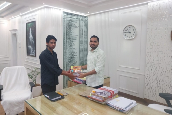 କେରଳ ରେ ଶ୍ରମିକ ଭାବେ କାମ କରୁଥିବା ସୁରଜ୍ ବର୍ତ୍ତମାନ ମାଁ ମାଣିକେଶ୍ବରୀ ବିଶ୍ଵବିଦ୍ୟାଳୟର ଛାତ୍ର । ସହଯୋଗର ହାତ ବଢାଇଲେ ଜିଲ୍ଲାପାଳ କଳାହାଣ୍ଡି