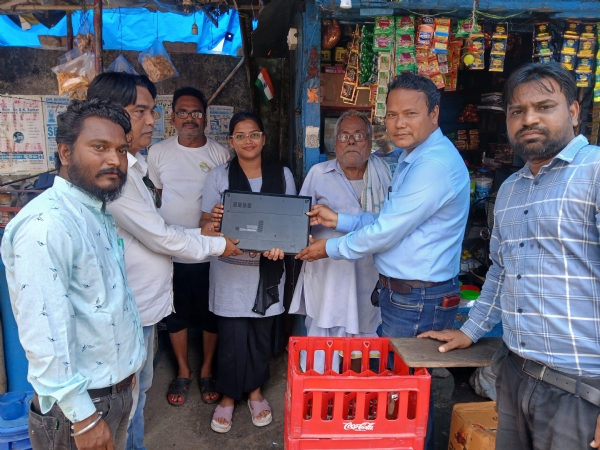 ମେଧା ଛାତ୍ରୀଙ୍କୁ ଲାପଟପ୍ ଯୋଗାଇଲା ସ୍ୱଇଚ୍ଛା