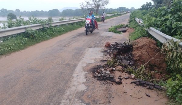 କେଲୁଅ ନଦୀରେ ବିଜୁ ସେତୁ ଆପ୍ରୋଚ ରୋଡ ଧସିଲା