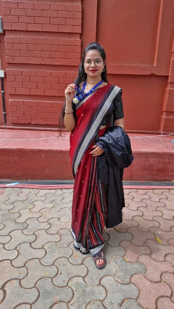 ରେଭେନସା କଲେଜ ଇ˚ରାଜୀ ବିଭାଗ ପିଜିରେ ସ୍ବର୍ଣ୍ଣପଦକ ପାଇଲେ ଜୟପୁର ଝିଅ