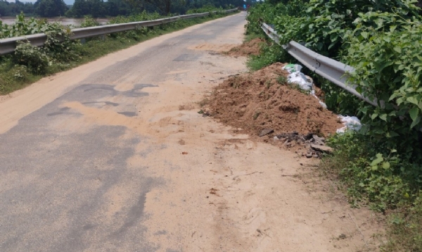 କେଲୁଅ ନଦୀରେ ବିଜୁ ସେତୁ ଆପ୍ରୋଚ ରୋଡ ଧସିଲା ଘଟଣା : ଲେଖିଲା ପରେ ଚେତିଲା ପ୍ରଶାସନ : ପଡିଲା ମାଟି
