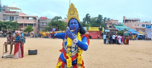 ଶରଧାବାଲିରେ ରଙ୍ଗ ଅଧରକୁ ବାଙ୍କ ଚାହାଁଣୀ ଭଙ୍ଗିରେ ଶ୍ରୀକୃଷ୍ଣ