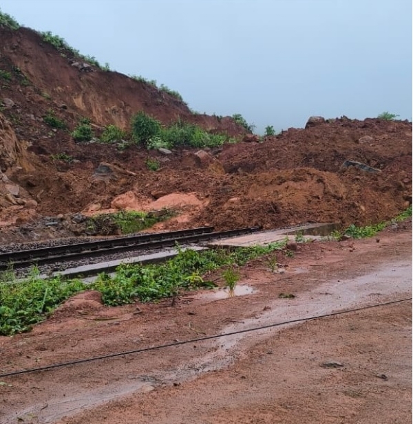 ଜୟପୁର_ କୋରାପୁଟ ରେଳ ପଥ ମଧ୍ୟରେ ଭୂସ୍ଖଳନ,ରେଳ ଚଳା ଚଳ ବାଧାପ୍ରାପ୍ତ