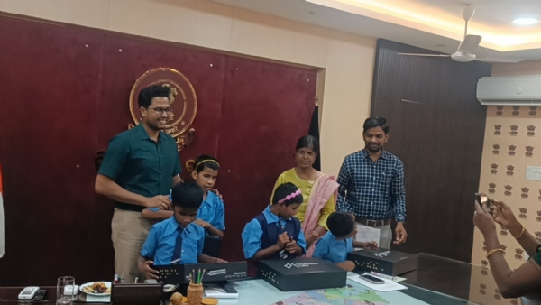 ଦୃଷ୍ଟି ବାଧିତ ଙ୍କୁ ଶିକ୍ଷା ଉପକରଣ ପ୍ରଦାନ