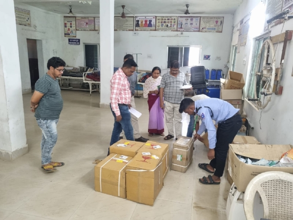 ଜମନକିରା ସ୍ୱାସ୍ଥ୍ୟ କେନ୍ଦ୍ରରେ ରୋଗୀ ଚିକିତ୍ସା ବିକଳ ଚିତ୍ର, ରୋଗୀଙ୍କୁ ମିଳୁନି, ଫିଙ୍ଗା ହେଉଛି ବିପୁଳ ପରିମାଣର ଔଷଧ,