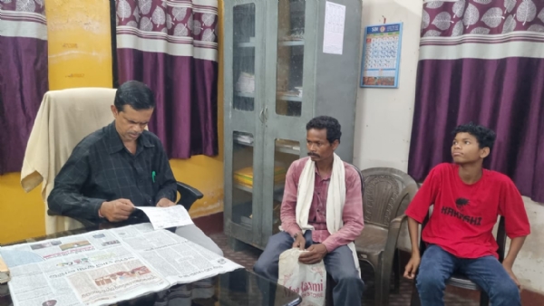ପ୍ରହସନ ପାଲଟିଛି ସର୍ବଶିକ୍ଷା ଅଭିଯାନ,  ପୁଅର ନାମ ଲେଖାଇବାକୁ ଚାରି ମାସ ଧରି ଅଭିଭାବକ ହନ୍ତସନ୍ତ