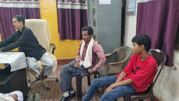 ପ୍ରହସନ ପାଲଟିଛି ସର୍ବଶିକ୍ଷା ଅଭିଯାନ,  ପୁଅର ନାମ ଲେଖାଇବାକୁ ଚାରି ମାସ ଧରି ଅଭିଭାବକ ହନ୍ତସନ୍ତ