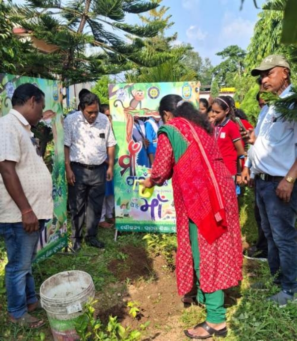 ଡୁଙ୍ଗୁରିପାଲି ଉଚ୍ଚ ପ୍ରାଥମିକ ବିଦ୍ୟାଳୟରେ ଜିଲ୍ଲାସ୍ତରୀୟ ମେଗା ପ୍ଲାଣ୍ଟେସନ
