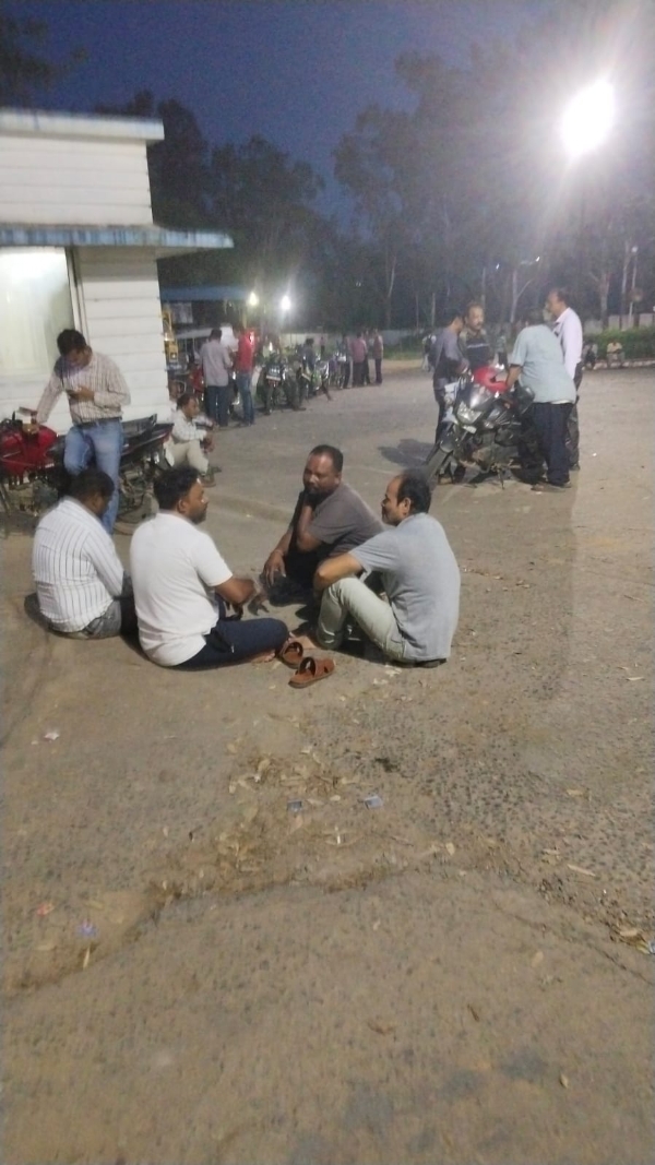 ସେବା ପେପର୍ ମିଲ୍ ଗେଟ୍ ବନ୍ଦ କଲେ ଠିକା ଶ୍ରମିକ, ଦରମା ଦାବିରେ ଅଧିକାରୀ ମାନଙ୍କୁ ବନ୍ଦ କରି ରଖିଛନ୍ତି।