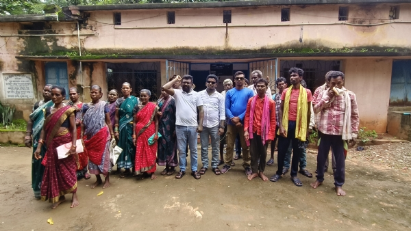 ମୂର୍ତ୍ତିକା ସଂରକ୍ଷଣ ବିଭାଗରେ ମଜୁରୀ ଦାବିରେ ଧାରଣା ଦେଲେ ଶ୍ରମିକ*
