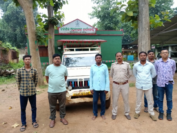 ଦଶ କ୍ଵିଣ୍ଟାଲ ଖଇର କାଠ ବୋଝେଇ ବୋଲେରୋ ପିକଅପ୍ ଜବତ