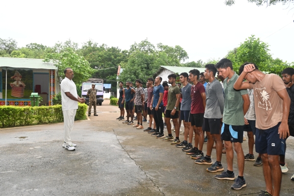 ୧୮୯ ବାଟାଲିୟନ ସିଆରପିଏଫ ବଲାଙ୍ଗୀର ସହରର ବେକାର ଯୁବକମାନଙ୍କୁ ସିଏପିଏଫ ନିଯୁକ୍ତି ସମ୍ପର୍କରେ ସୂଚନା ପ୍ରଦାନ କରିବା ପାଇଁ ଏକ ଶିବିର ଆୟୋଜନ।