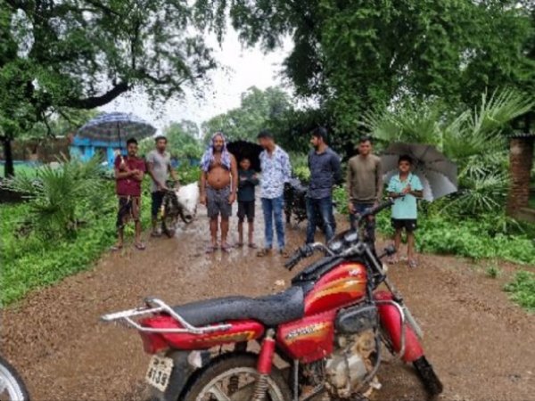 ଲୁଗେଲ ପଞ୍ଚାୟତରେ ମନରେଗା କାମରେ ଲାଗୁଛନ୍ତି ଶିଶୁ ଶ୍ରମିକ, ରାତିରେ  ଚାଲିଛି ନିର୍ମାଣ କାମ