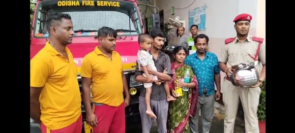 ଖେଳୁ ଖେଳୁ ଗରାରେ ମୁଣ୍ଡ ଫସାଇ ଦେଲା ୩ ବର୍ଷ ଶିଶୁ