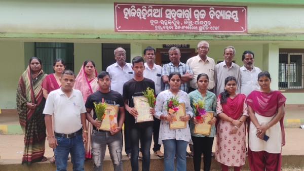 ପୁରାତନ ଛାତ୍ର ସଂସଦ ପକ୍ଷରୁ ମାଟ୍ରିକ ସଫଳ ଛାତ୍ରଛାତ୍ରଙ୍କୁ ସମ୍ବର୍ଦ୍ଧନା