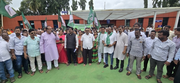 ରେଳଷ୍ଟେସନ ସମ୍ମୁଖରେ ବିଜେଡିର ବିକ୍ଷୋଭ ପ୍ରଦର୍ଶନ  କୋରାପୁଟ-ଜଗଦଲପୁର ରେଳଧାରଣାକୁ ତୁରନ୍ତ ଯାତ୍ରୀବାହୀ ଟ୍ରେନ ଚଳାଚଳା ଦାବି