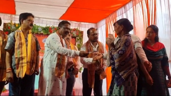ପଞ୍ଚାୟତିରାଜ ମନ୍ତ୍ରୀ ହିତାଧିକାରୀଙ୍କୁ ବାଣ୍ଟିଲେ   ସରକାରଙ୍କ ବିଭିନ୍ନ ଯୋଜନାର କାର୍ଡ
