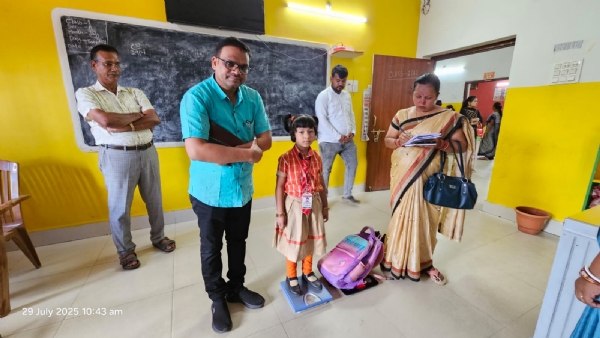 ଜିଲ୍ଲା ଶିକ୍ଷାଧିକାରୀଙ୍କ ଦ୍ୱାରା ପିଲାଙ୍କ ବସ୍ତାନୀ ଯାଞ୍ଚ