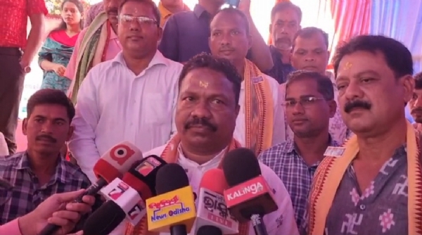 ପଞ୍ଚାୟତିରାଜ ମନ୍ତ୍ରୀ ହିତାଧିକାରୀଙ୍କୁ ବାଣ୍ଟିଲେ   ସରକାରଙ୍କ ବିଭିନ୍ନ ଯୋଜନାର କାର୍ଡ