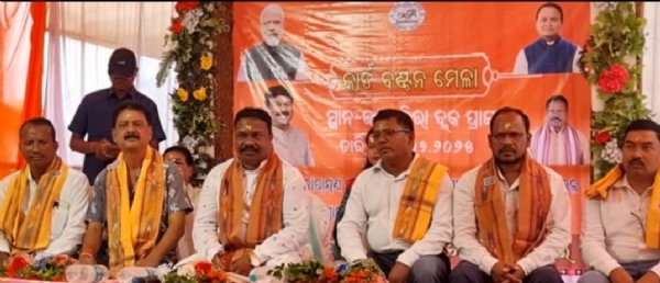 ପଞ୍ଚାୟତିରାଜ ମନ୍ତ୍ରୀ ହିତାଧିକାରୀଙ୍କୁ ବାଣ୍ଟିଲେ   ସରକାରଙ୍କ ବିଭିନ୍ନ ଯୋଜନାର କାର୍ଡ